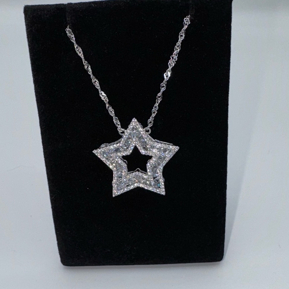 18k 8ct Star Necklace - Picture 4 of 10